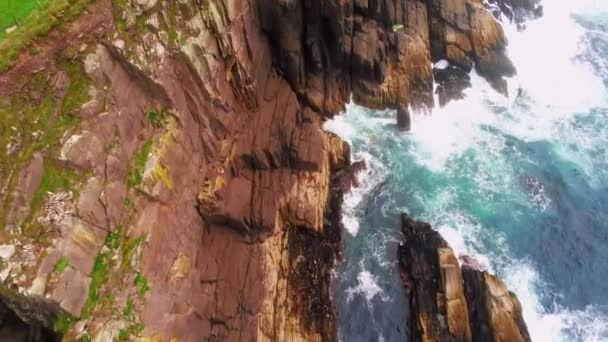 L'océan Atlantique bleu atteint les falaises de la péninsule de Dingle en Irlande 