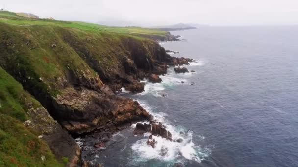 Voo ao longo da costa da Península de Dingle, na Irlanda — Vídeo de Stock