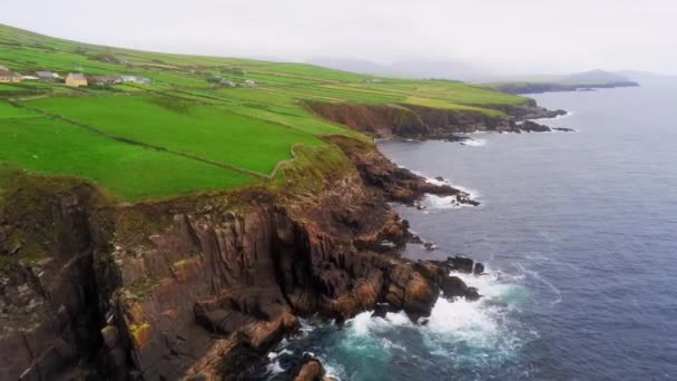Полет вокруг побережья полуострова Дингл в Ирландии — стоковое видео