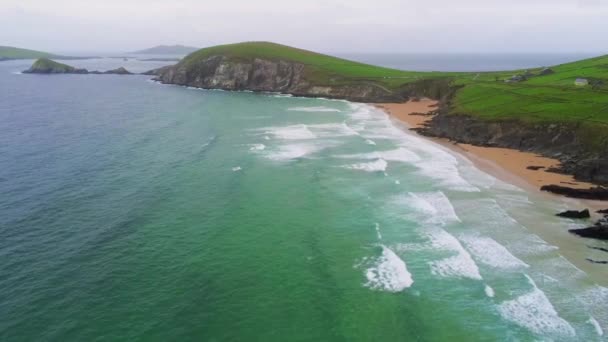 Krásné modré vody Atlantického oceánu u pobřeží poloostrova Dingle — Stock video