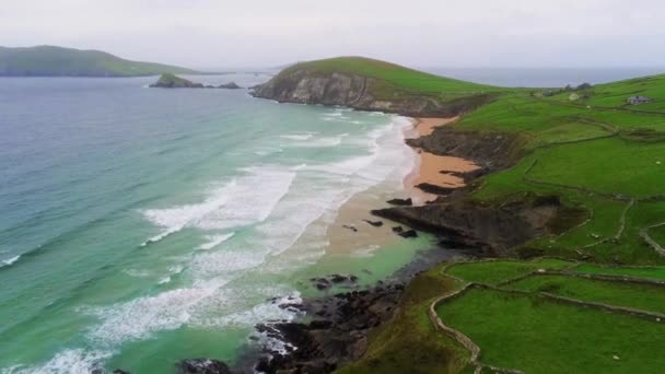 Vlucht over de prachtige baai van Dunmore hoofd op Dingle schiereiland in Ierland — Stockvideo