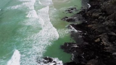 Dingle Yarımadası İrlanda'nın kaba kıyı şeridi üzerinde uçuş