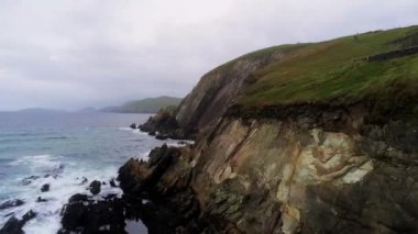 Uçuş boyunca dik kayalıklarla, Dingle Yarımadası İrlanda