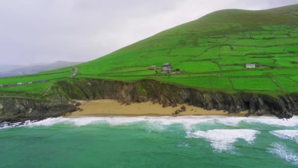 Flug über typische Landschaft an der Westküste Irlands — Stockvideo