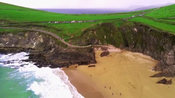 Mooi strand op Dingle schiereiland aan de westkust van Ierland — Stockvideo