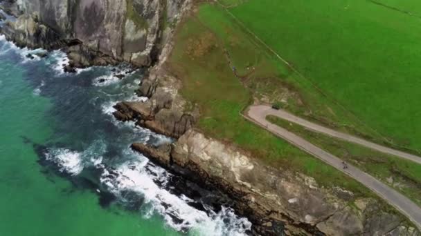 アイルランドのディングル半島の岩の多い海岸線を飛行 — ストック動画