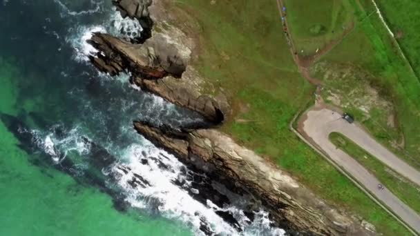 Atlanten vatten träffar den klippiga kusten i västra Irland — Stockvideo