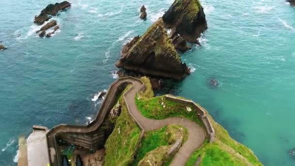 Dingle Yarımadası İrlanda iskelede Dunquin üzerinde uçuş — Stok video