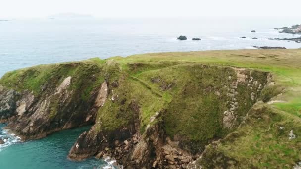 Дивовижні політ над груба узбережжя Dunquin пристані в Ірландії — стокове відео
