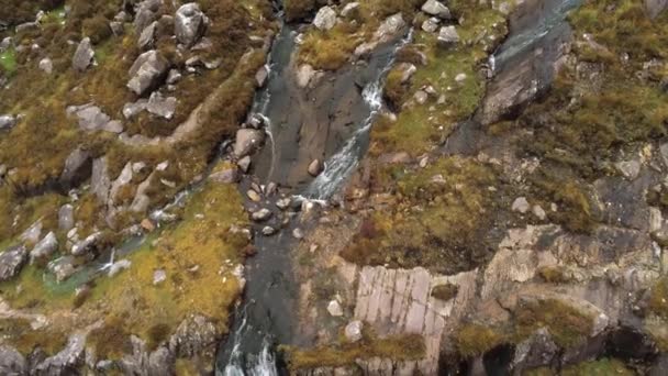 Vuelo sobre la cascada del torc en el paso de Connor en la península de Dingle en Irlanda — Vídeo de stock