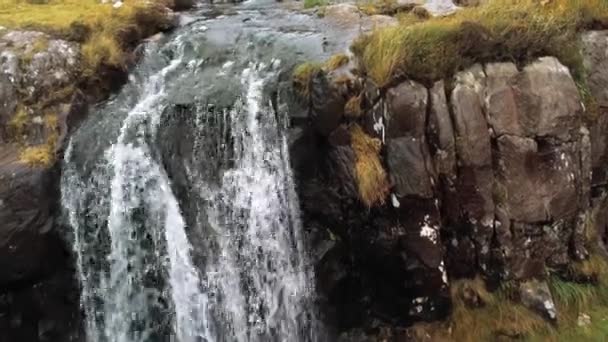 Славнозвісний Водопад шийна гривня на Коннор Pass в Ірландії — стокове відео