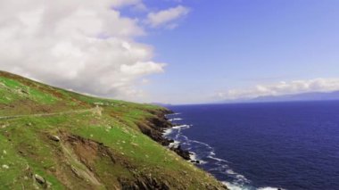 Uçuş Dingle Yarımadası İrlanda'nın kıyı şeridi boyunca