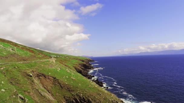 Flygning vid kusten i Dingle-halvön i Irland — Stockvideo
