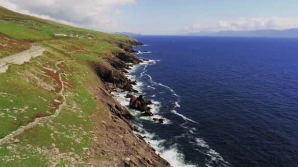 Vol le long du littoral de la péninsule de Dingle en Irlande — Video