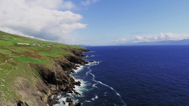 Luchtfoto uitzicht over de adembenemende kustlijn van Dingle schiereiland — Stockvideo