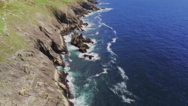 Vlucht over de diepblauwe oceaanwater bij de Ierse westkust — Stockvideo