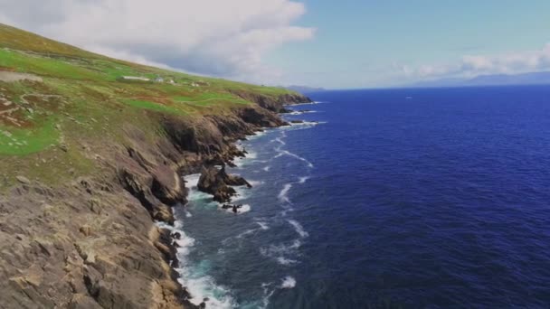 Vlucht over de diepblauwe oceaanwater bij de Ierse westkust — Stockvideo