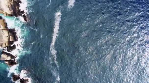 Vuelo sobre el agua azul del océano y la costa rocosa si Irlanda — Vídeos de Stock