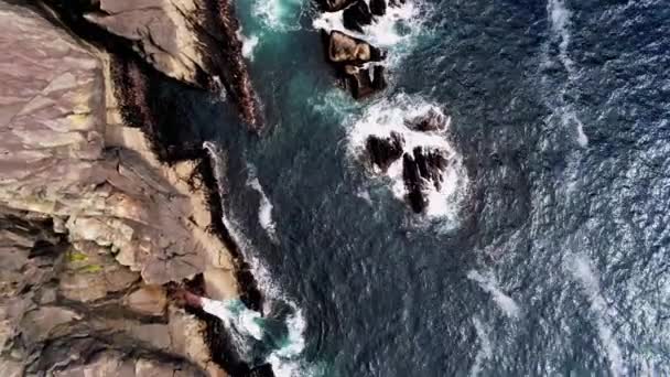 Diepblauwe oceaanwater en steile kliffen van bovenaf — Stockvideo