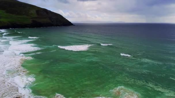 Vuelo sobre el Océano Atlántico desde la costa oeste irlandesa — Vídeos de Stock