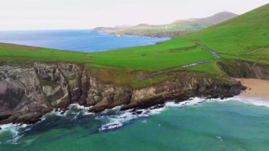 Tipik İrlandalı west Coast'ta Dingle Yarımadası üzerinde uçuş