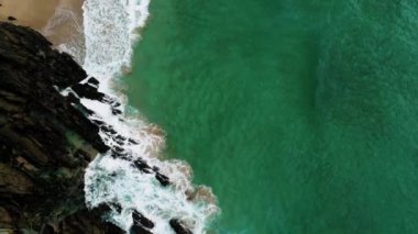 İrlandalı Batı sahilinde su turkuaz okyanus üzerinde uçuş