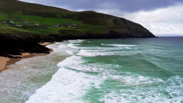 Πτήση πάνω από τα καταγάλανα ωκεανό νερού στην ιρλανδική δυτική ακτή — Αρχείο Βίντεο