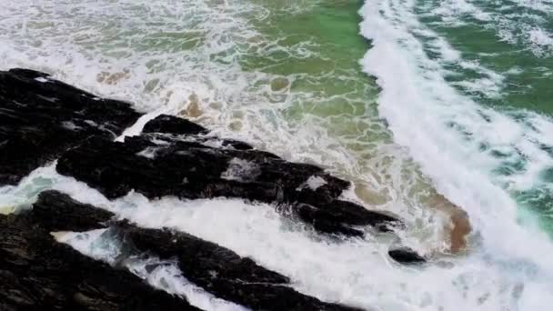 Flug über den wilden Atlantik in Irland — Stockvideo