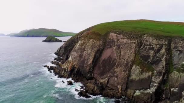 Volo sopra Dunmore Head a Dingle Peninsula in Irlanda — Video Stock