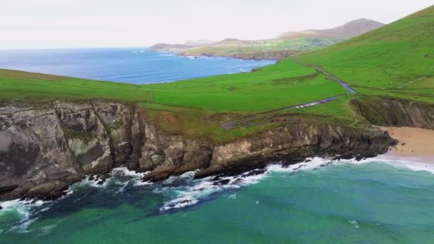Vlucht over typische Ierse westkust op het schiereiland Dingle — Stockvideo