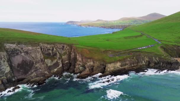 Lot nad typowe irlandzkie zachodnim wybrzeżu na półwyspie Dingle — Wideo stockowe