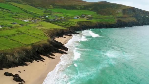 Flug über die schöne irische Westküste — Stockvideo