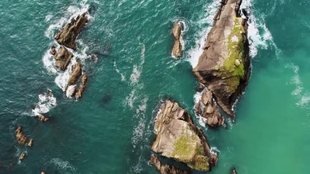 Vlucht over turquoise zeewater aan de Ierse westkust op Dunquin Pier — Stockvideo