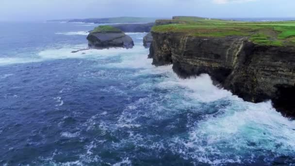 Wildes atlantisches Ozeanwasser an den steilen Klippen Irlands — Stockvideo