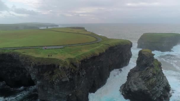 Água do oceano Atlântico selvagem nas falésias íngremes da Irlanda — Vídeo de Stock