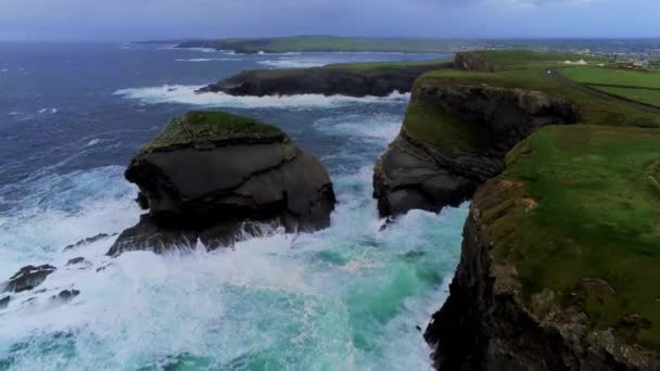 Die wunderschöne Landschaft an den steilen Klippen der irischen Westküste — Stockvideo