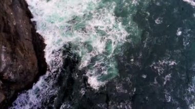 Uçuş dik kayalıklarla, yaban Atlantik Okyanusu su üzerinde