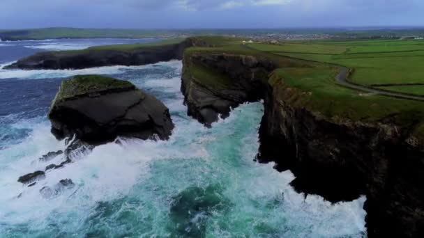 Água do oceano selvagem bate contra as falésias íngremes da costa oeste irlandesa — Vídeo de Stock