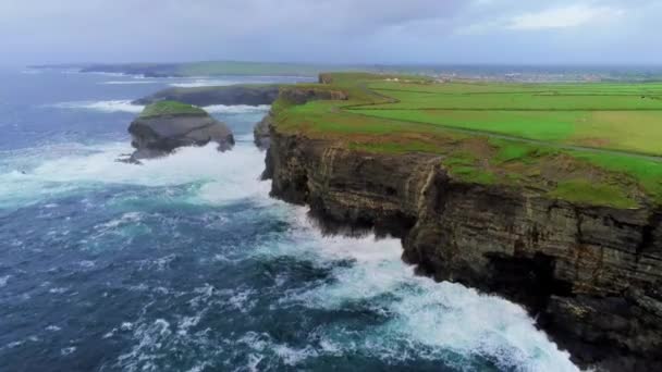 Awesome drone flygning längs irländska västkusten — Stockvideo