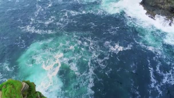 Voo de penhascos íngremes sobre a água azul do oceano — Vídeo de Stock