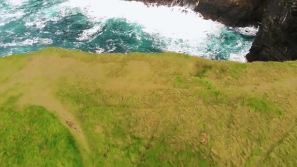 从陡峭的悬崖到蓝色海水的飞行 — 图库视频影像