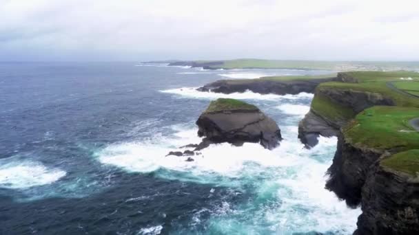 Flug über die raue Westküste Irlands — Stockvideo