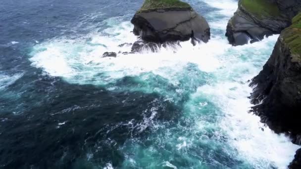 Temně modrý oceán vody a strmé útesy z výše — Stock video