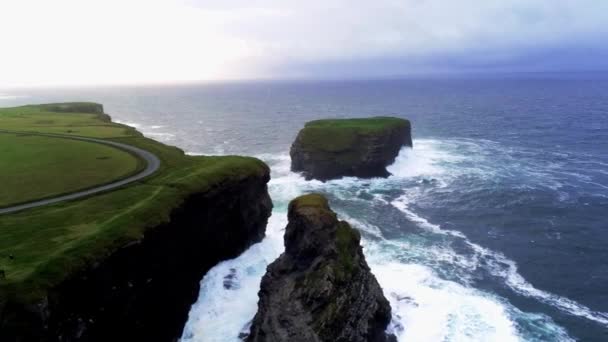 Vuelo sobre el maravilloso paisaje de la costa oeste irlandesa — Vídeo de stock