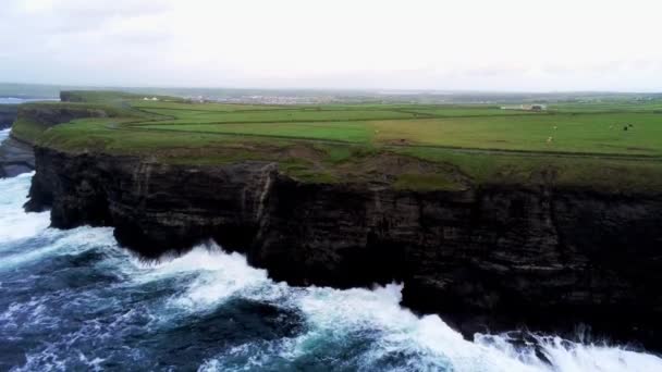 Strome Klify Wybrzeża Zachodniego Irlandzki Wieczorem — Wideo stockowe