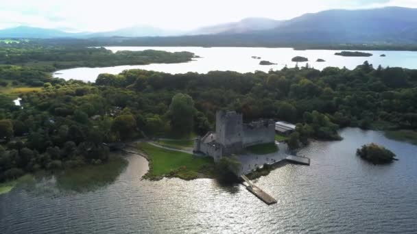 Известный замок Росса в Национальном парке Килларни в Ирландии — стоковое видео