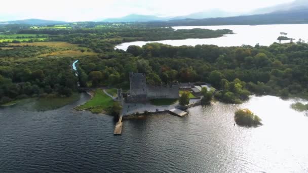 Известный замок Росса в Национальном парке Килларни в Ирландии — стоковое видео