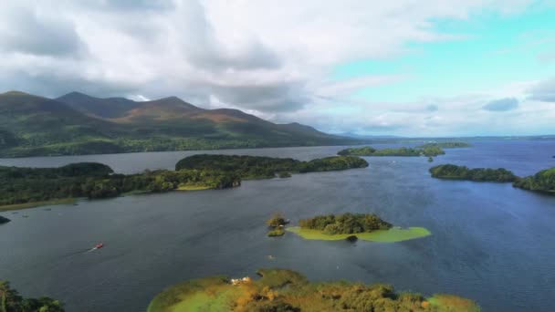 Beautiful little islands on a lake at Killarney National Park in Ireland — Stock Video