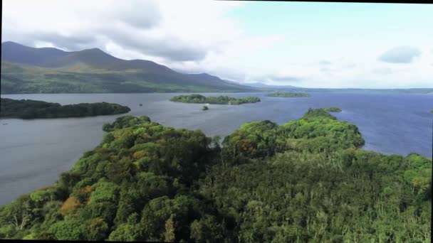 Florestas e lagos no Parque Nacional de Killarney, na Irlanda — Vídeo de Stock