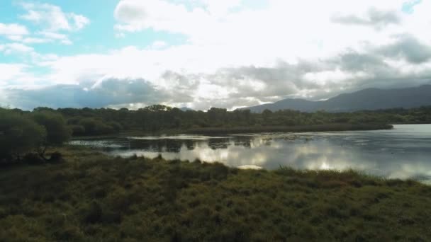 Diepe vlucht over een prachtig meer in Ierland — Stockvideo